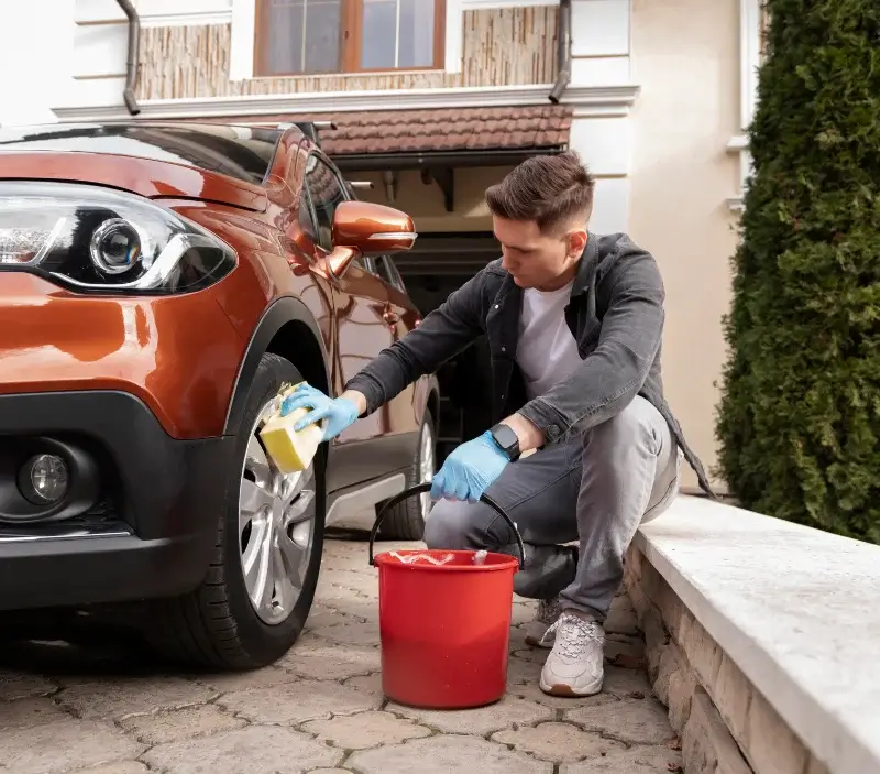 Lavage auto à domicile Michelbach-le-Bas : professionnel intervenant sur un véhicule